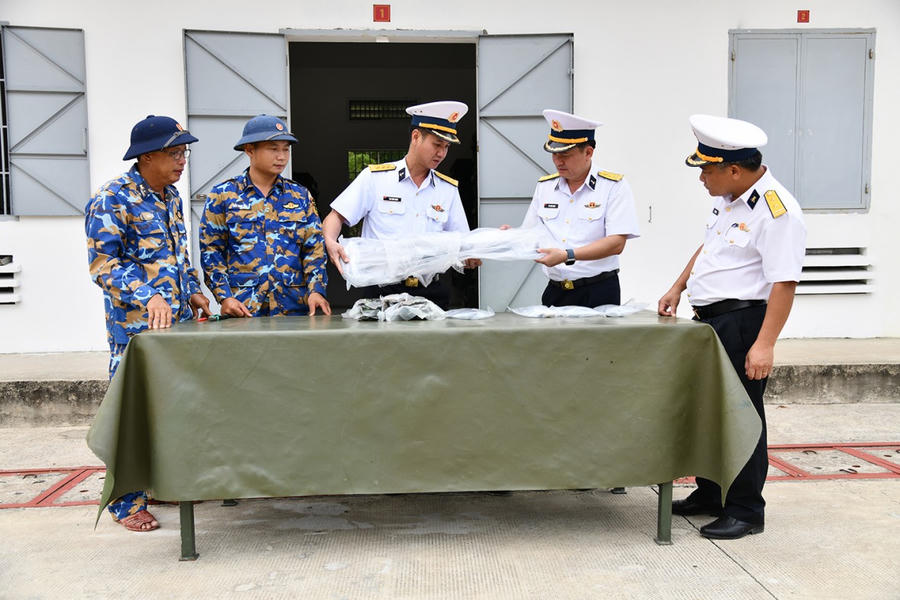 Thủ trưởng Bộ Tư lệnh Vùng 5 Hải quân kiểm tra công tác niêm cất vũ khí tại Kho 700A, Phòng Hậu cần - Kỹ thuật Vùng