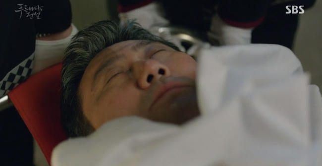 Huyền thoại biển xanh tập 17: Joon Jae kh&oacute;c hết nước mắt khi bố qua đời