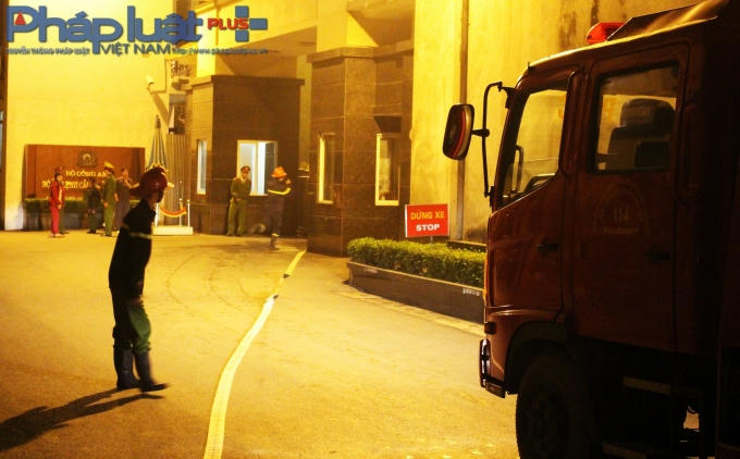 Vụ cháy gần ngay trụ sở Bộ tư lệnh Cảnh sát cơ động, Bộ Công an, 23 Nguyễn Khang. (Ảnh: Đức Biên)