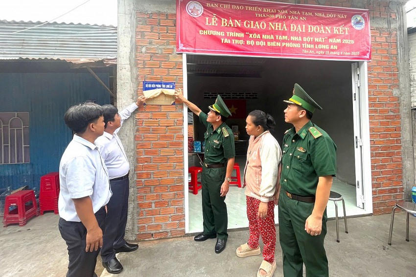 BĐBP Long An bàn giao căn nhà đến hộ gia đình ông Phạm Chí Hiền