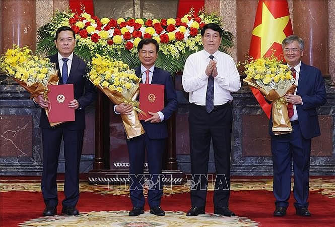 Chủ tịch nước Lương Cường trao Quyết định bổ nhiệm chức vụ Phó Chủ nhiệm Văn phòng Chủ tịch nước cho 3 đồng chí: Nguyễn Hoàng Anh, Cấn Đình Tài, Nguyễn Dũng Tiến - Ảnh: TTXVN