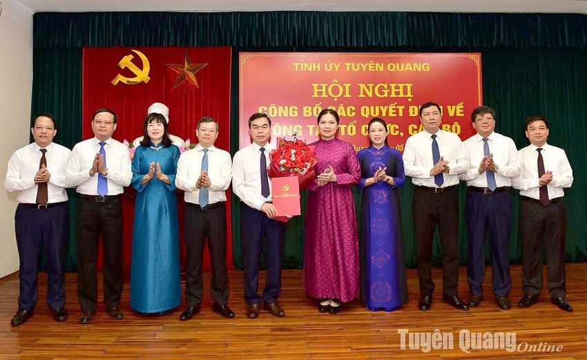 Các đồng chí Thường trực Tỉnh ủy, Ủy viên Ban thường vụ Tỉnh ủy chúc mừng đồng chí Ma Thế Hồng.
