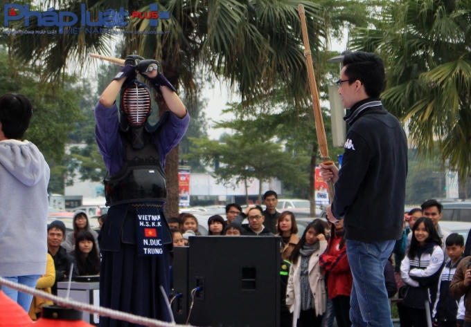 Các bạn trẻ tìm hiểu về môn Kendo. (Ảnh: Đức Biên)