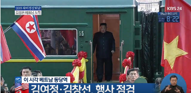 Ông Kim Jong-un bước ra cửa tàu.