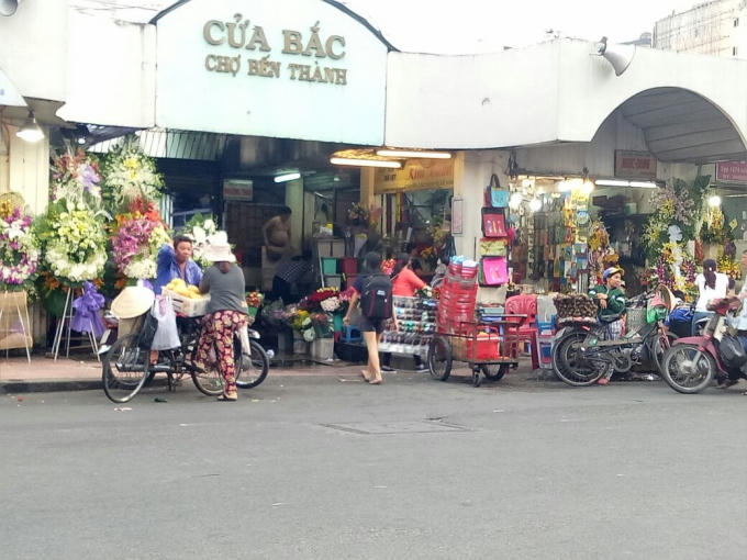 Mệnh ai nấy buôn dưới lề đường tại khu vực chợ Bến Thành.