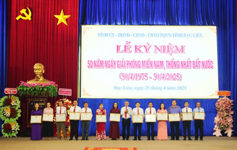 Ông Lữ Văn Hùng - Ủy viên BCH TW Đảng, Bí thư Tỉnh ủy, Chủ tịch HĐND tỉnh Bạc Liêu, trao tặng Bằng khen cho tập thể tiêu biểu, xuất sắc.