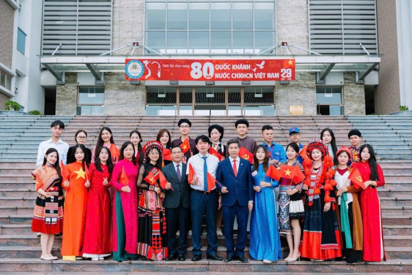 Hàng loạt trường đại học tặng mỗi sinh viên 100.000 đồng dịp Quốc khánh 2/9 (Ảnh: AOF).