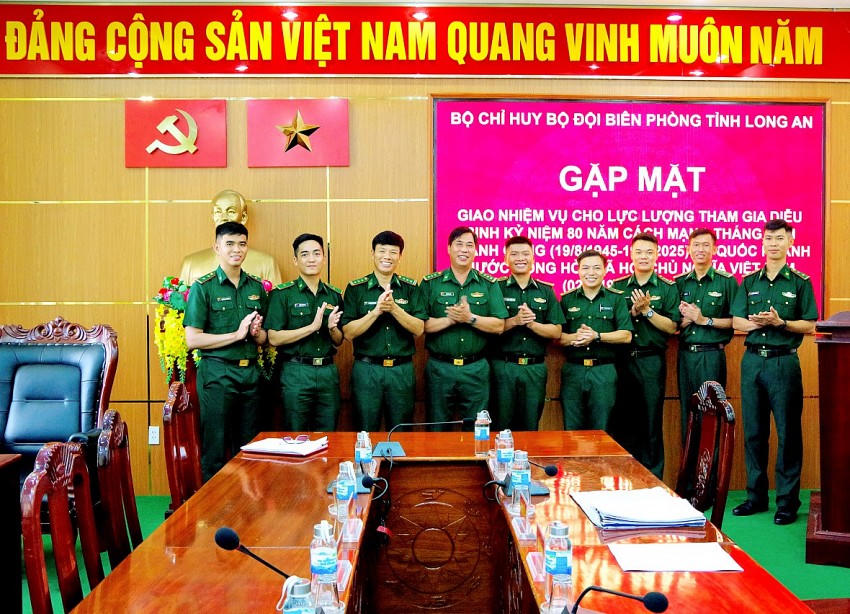 Đại diện lãnh đạo chỉ huy các phòng, ban, văn phòng chụp ảnh lưu niệm cùng các đồng chí tham gia thực hiện nhiệm vụ A80. Ảnh: Quân Phương