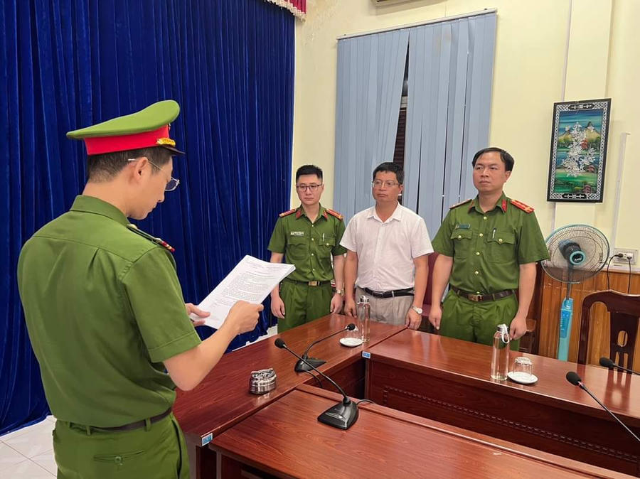 Cơ quan Cảnh sát điều tra Công an tỉnh Sơn La thi hành lệnh bắt bị can Lê Văn Kỳ, Phó GĐ Sở NNPTNT tỉnh Sơn La, nguyên Chủ tịch UBND huyện Bắc Yên.