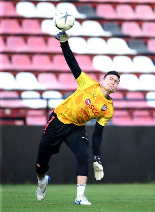 Văn Lâm tập luyện ở CLB Muangthong United.