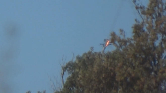 Phi cơ Su-24 của Nga bốc cháy và rơi xuống một khu vực đồi núi phía bắc Syria sau khi bị chiến đấu cơ Thổ Nhĩ Kỳ bắn hạ ngày 24/11.  Thổ Nhĩ Kỳ tuyên bố bắn hạ Su-24 với lý do máy bay Nga xâm phạm không phận. Tuy nhiên, phía Nga lại cho biết phi cơ của họ đang hoạt động ở Syria và chính chiến đấu cơ Thổ Nhĩ Kỳ mới đi vào không phận Syria . Ảnh: Reuters.