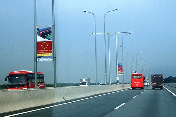 Quảng cáo sản phẩm củaTôn Hoa Sen giữa cao tốc TP HCM - Long Thành - Dầu Giây bị Cục Quản lý đường bộ cao tốc Việt Nam “tuýt còi”.