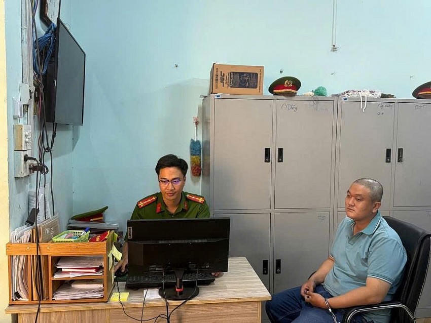Phạm Công Được tại cơ quan công an.