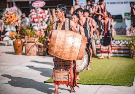 Biểu diễn cồng chiêng của người Xơ Đắng( Kon Tum). Ảnh: Báo Kon Tum