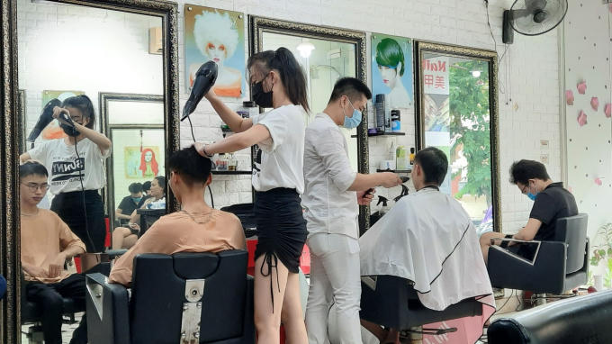 Dù luôn chân tay nhưng nhân viên cửa hàng vẫn không thể phục vụ kịp nhu cầu của khách hàng.