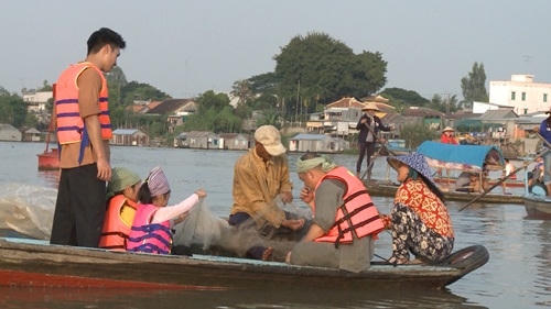 Các cặp bố con hòa nhập với cuộc sống của người dân nơi đây.