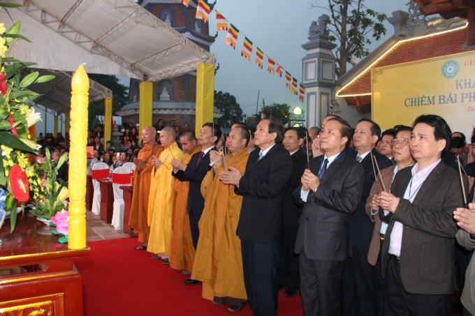 Lãnh đạo tỉnh Quảng Bình cùng các trụ tri, tăng ni phật tử và người dân dâng hương cung nghênh tượng Phật ngọc.