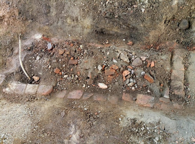 Tìm thấy huyệt mộ của bà Cửu giai Tài nhân họ Lê nằm sâu 30cm, có hình chữ nhật được xây bằng gạch vồ dài 2,4 m, rộng 1,2 m.