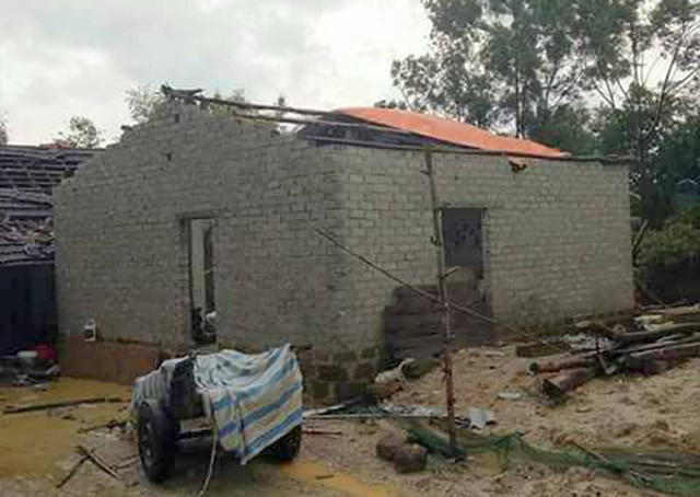 Một ngôi nhà bị ảnh hưởng khá nặng do trận lốc xoáy chiều nay (25/7).