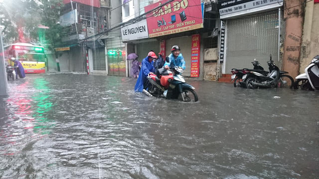 Những chiếc xe máy không thể vượt qua, buộc phải dắt bộ