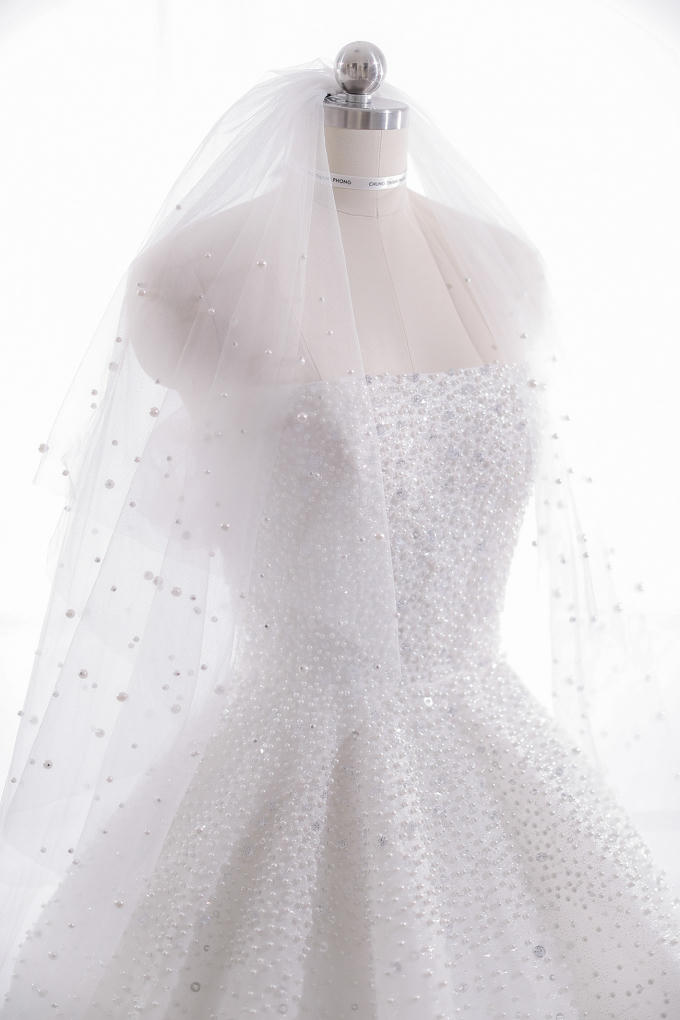 Trầm trồ trước bộ v&aacute;y cưới đ&iacute;nh hơn 20.000 vi&ecirc;n pha l&ecirc; m&agrave; &Aacute; hậu T&uacute; Anh diện ng&agrave;y trọng đại