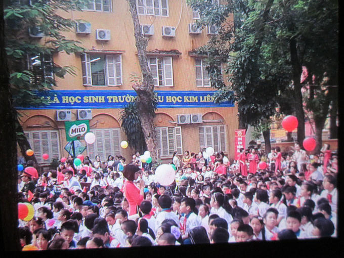 Quang cảnh ngày khai trường là nguồn cảm hứng sáng tác của ông Bùi Văn Việt. (Ảnh do ông Việt cung cấp).