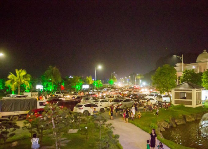 Các bãi đỗ xe được nêm chặt.