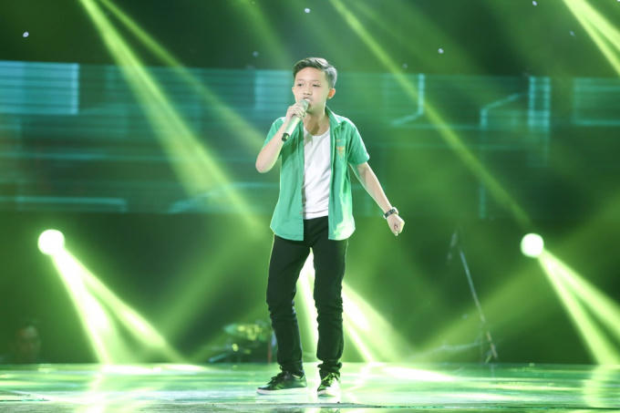 Cậu bé “búi tóc” Quốc Thái hát tiếng Anh khiến 4 HLV “lao” lên sân khấu tranh giành