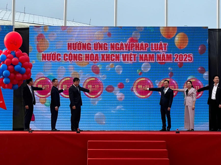 Các đại biểu ấn nút hưởng ứng Ngày Pháp luật Việt Nam năm 2025. (Ảnh: Nguyễn Quang)