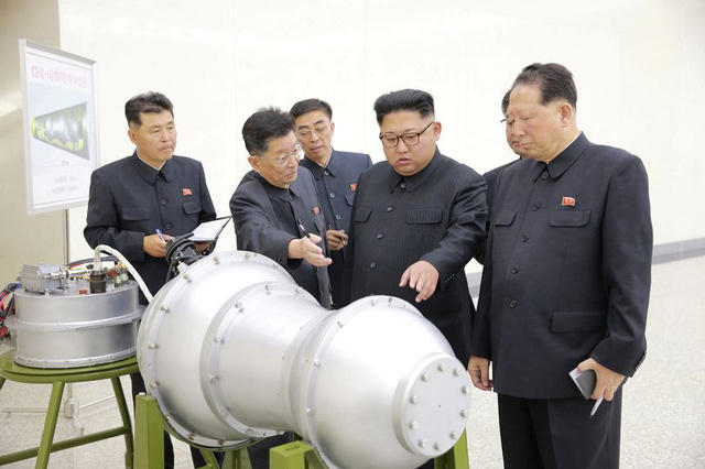 Nhà lãnh đạo Triều Tiên Kim Jong-un thị sát trước thời điểm Bình Nhưỡng tuyên bố thử thành công bom nhiệt hạch. (Ảnh: Reuters)