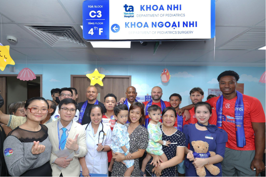 Khoảnh khắc hội ngộ của các danh thủ cùng bệnh nhi, y bác sĩ và phụ huynh tại khoa Nhi, BVĐK Tâm Anh TP HCM. Ảnh: BVĐK Tâm Anh.