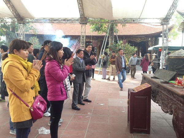 Tại khu di tích Đình - Chùa - Bia Bà La Khê, phường La Khê, quận Hà Đông, Hà Nội, ngay từ sớm, dòng người đã đổ về đây để cúng lễ cầu may.