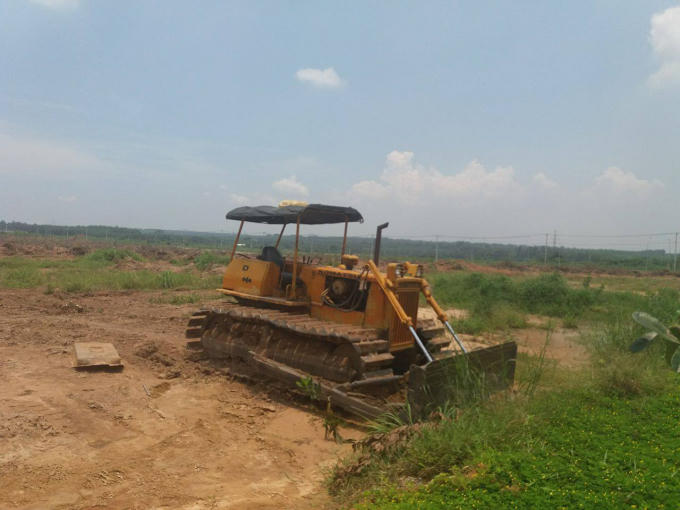 Công ty Tín Nghĩa tiếp tục cho phương tiện vào san ủi trên đất khi bà Oanh đang khiếu nại.
