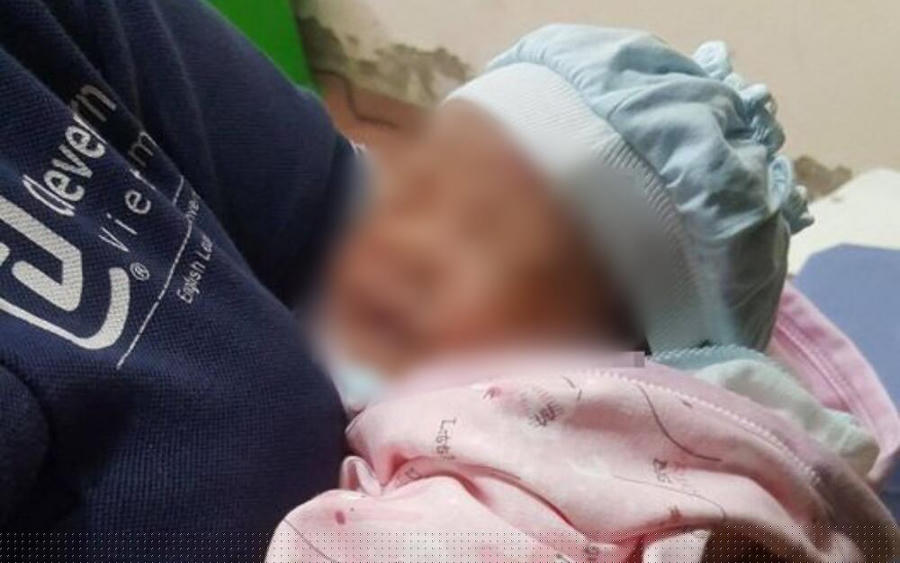 Bé gái sơ sinh bị bỏ rơi nặng khoảng 3,2kg, không có thương tích gì. (Ảnh: Công an TP HN).