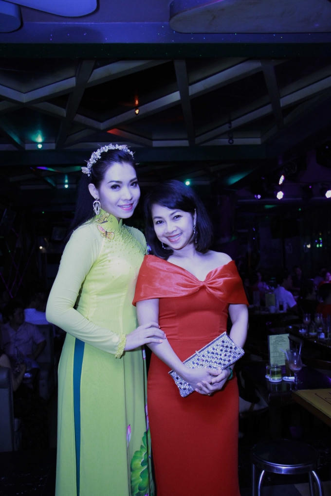 Ca sĩ Trang Anh Thơ và đại diện công ty Việt Sin tại đêm nhạc từ thiện