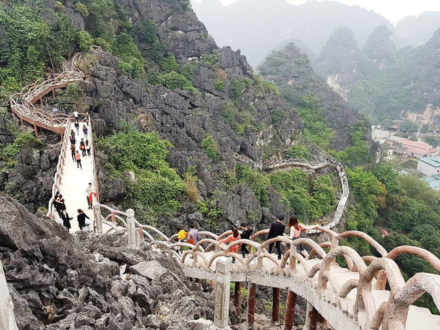 Để công trình "khủng" xâm hại di sản thế giới trong thời gian dài nhưng trách nhiệm của cơ quan quản lý nhà nước tỉnh Ninh Bình chỉ phải "rút kinh nghiệm" (ảnh: Thái Bá).