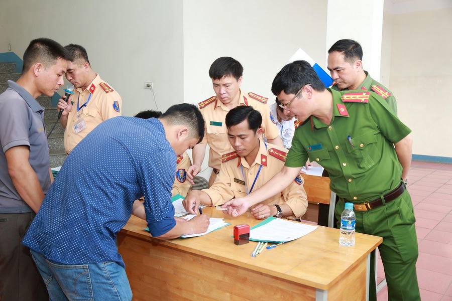 Lãnh đạo Công an tỉnh Nghệ An kiểm tra các thủ tục của học viên - Ảnh Công an Nghệ An.