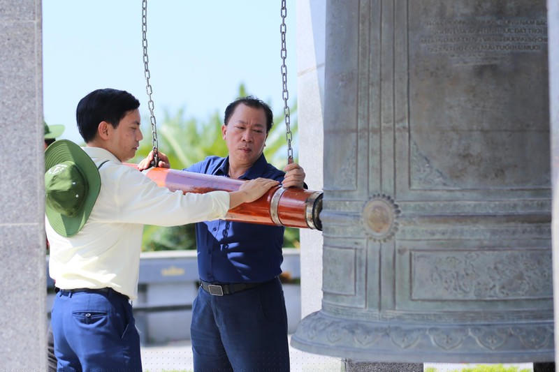 Tổng Biên tập Đào Văn Hội và Phó Tổng Biên tập Thường trực Trần Đức Vinh thỉnh chuông tưởng vọng hương hồn anh hùng liệt sĩ tại Nghĩa trang Đường 9.