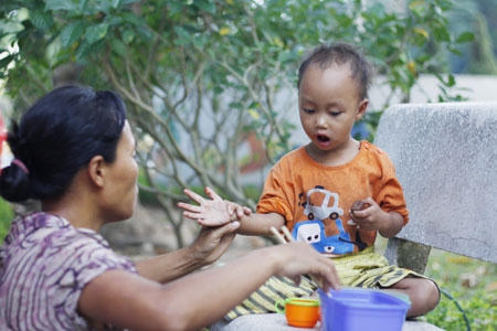 Bữa ăn của hai mẹ con chị Tươi tại Vườn Hoa Thuỵ Khuê. Ảnh: Như Trường