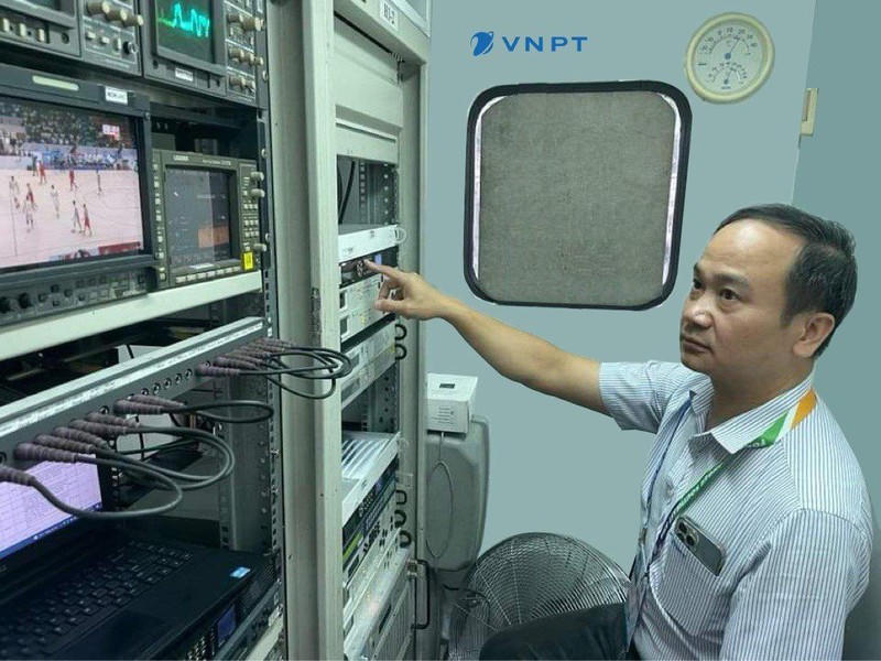 Anh Phan Hồng Thuấn -kỹ thuật viên xe phát hình, phát sóng lưu động VNPT phục vụ SEA Games 31.