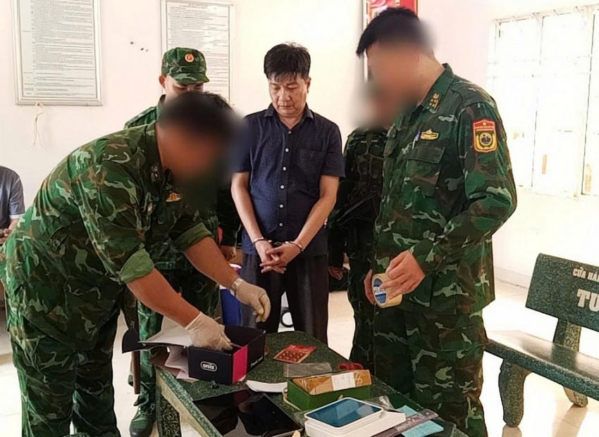 Đối tượng Tân bị bắt giữ tại Đồn Biên phòng cửa khẩu Mỹ Quý Tây. Ảnh: Luận Quân