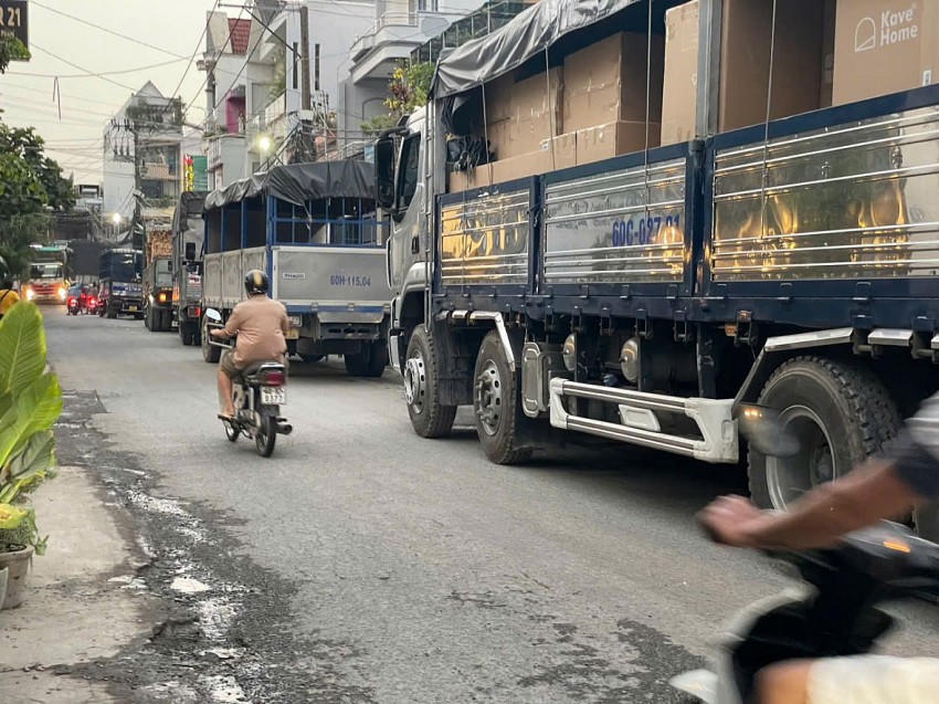 Xe tải nặng hàng ngày lưu thông qua tuyến đường Lê Ngô Cát, tiềm ẩn nguy cơ mất an toàn giao thông.
					
				
			
			Xe tải nặng hàng ngày lưu thông qua tuyến đường Lê Ngô Cát, tiềm ẩn nguy cơ mất an toàn giao thông.
