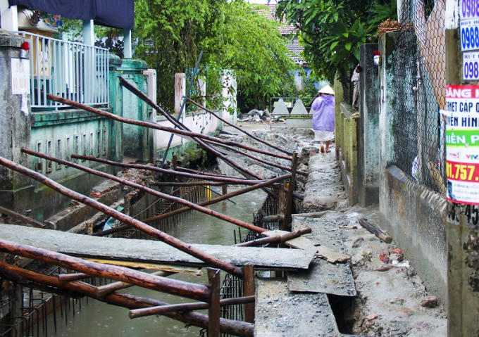 Tình trạng thi công kéo dài, trì trệ khiến người dân khổ sở vì đường cũng không có mà đi.