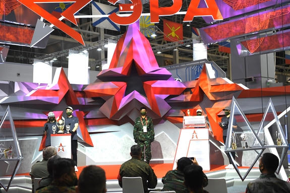 Đại tá Nguyễn Ngọc Thăng đã bốc thăm màu vàng là màu xe tăng đội tuyển sử dụng tại vòng chung kết. Ảnh: TRỌNG HẢI.