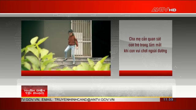 Cha mẹ cần quan sát con trẻ trong tầm mắt khi con vui chơi ngoài đường.
