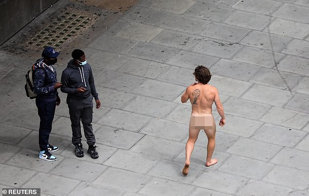 Youtuber dùng khẩu trang che điểm nhạy cảm, khỏa thân gây náo loạn phố ở Anh - ảnh 3