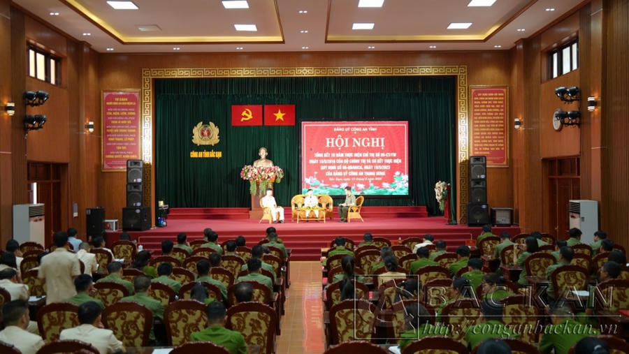 Giao lưu với các điển hình tiên tiến trong học tập và làm theo tư tưởng, tấm gương đạo đức, phong cách Hồ Chí Minh (Ảnh: Công an Bắc Kạn).