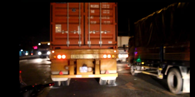 TP HCM: Bị truy đuổi sau khi trộm xe máy, nam thanh niên lao thẳng vào đầu xe container