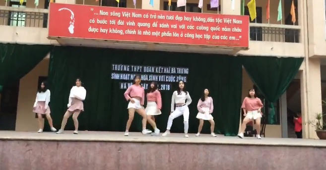 Biểu diễn của nhóm nữ sinh trường Đoàn Kết. (Ảnh cắt từ Clip)