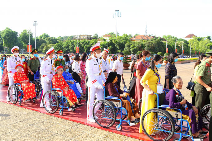 Các mẹ Việt Nam hùng tuy tuổi cao nhưng rất phấn khởi khi vào Lăng viếng Bác.